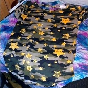 Women's camo star pattern cut out slits on the back of the blouse.  size: 2×
